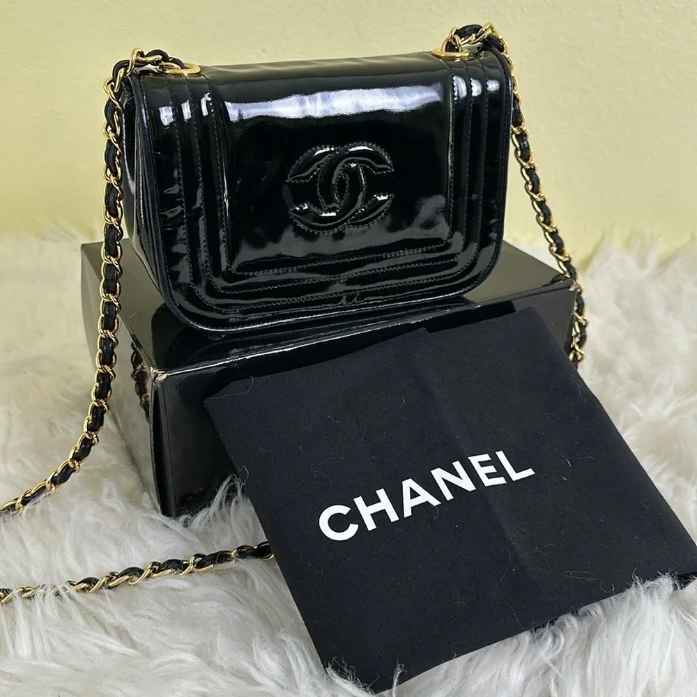💯Authentic Chanel Black Patent Leather Chain Mini Bag🍀